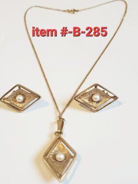 1 Gold Chain Necklace with matching Earrings , item # B-285.  wt  . 10 grams.